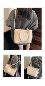 Detail der beigen Shopper-Tasche mit Lychee-Lederstruktur und vorderer Magnettasche