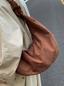 Sac à bandoulière vintage marron foncé avec plis et fermeture éclair métallique