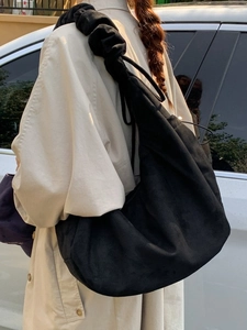 Sac bandoulière croissant noir minimaliste avec large bandoulière nuage froncée