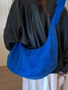 Sac hobo bleu Klein en daim avec forme de croissant plissé et large bandoulière