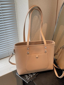 Minimalistische beige Tragetasche mit Lychee-Textur und Schultergurt in natürlichem Licht