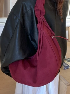 Sac hobo rétro en daim bordeaux avec bandoulière nouée pour un style chic quotidien