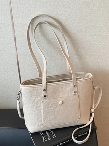 Schicke beige Tragetasche mit Lychee-Textur, Doppelriemen und Vordertasche im 45-Grad-Winkel
