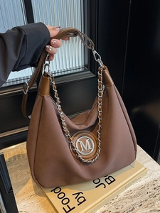Brown large capacity tote bag with metal chain and M logo in retro minimalist style