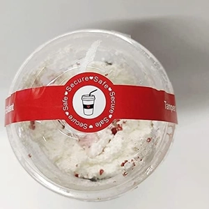 Vista superior del sello de seguridad en vaso desechable con letras rojas de advertencia