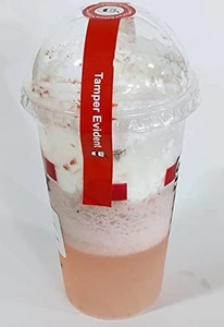 Detalle del sello de seguridad rojo en vaso para smoothie con tapa de cúpula transparente