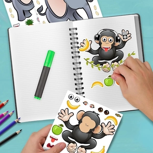 Autocollants d'animaux DIY appliqués sur un carnet sur un bureau en bois bleu vif