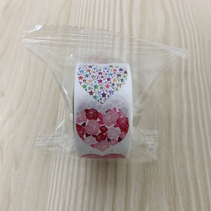 Detailansicht der herzförmigen Rollenaufkleber mit Blumen und Sternen in Kunststoffverpackung