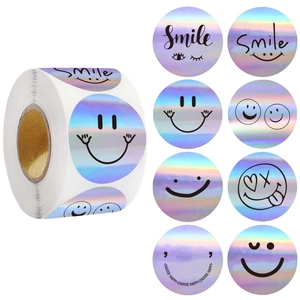 Vista macro di adesivi smile olografici in rotolo con effetti laser arcobaleno vivaci