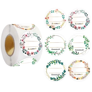 Gros plan sur rouleau de stickers fleurs homemade pour boîtes cadeaux et étiquettes