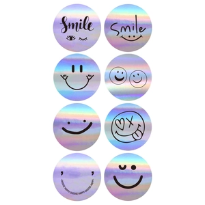 Dettaglio macro di adesivi smile olografici arcobaleno con finitura laser e scritte