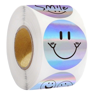 Vista macro di adesivi laser a sorriso su rotolo con finitura olografica arcobaleno