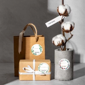 Autocollants floraux faits maison sur sac en kraft et boîte avec branche de coton