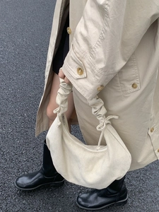 Minimalistische beige Schultertasche in Halbmondform mit gerafftem Träger im Trend