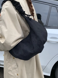 Mattschwarze Hobo-Schultertasche mit gerafftem Riemen und großem Fassungsvermögen