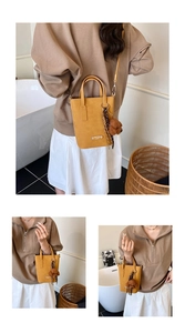 Détails du sac seau en cuir jaune moutarde avec pendentif ours et foulard en soie