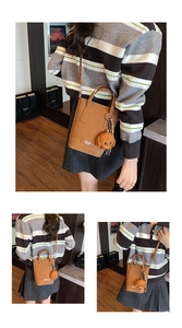 Détails du sac seau marron avec pendentif peluche chien et bandoulière réglable