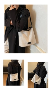 Dettaglio della grande borsa tote in tela con finiture in pelle nera e trama tessuta