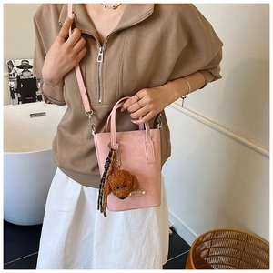 Sac seau rose texture daim avec breloque chien en peluche et logo en métal chic
