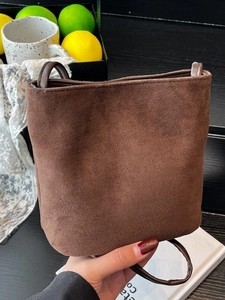 Sac seau rétro pour femme en cuir mat marron foncé avec une poignée minimaliste