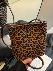 Sac seau tendance à imprimé léopard avec bordure en cuir marron et fine bandoulière