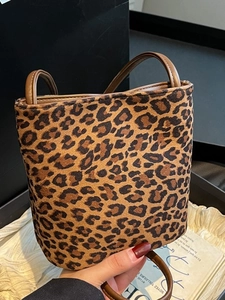 Sac seau à imprimé léopard en faux daim avec anses brunes dans un cadre chic
