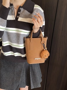 Sac seau en cuir marron pour femmes avec breloque peluche ourson et doubles poignées