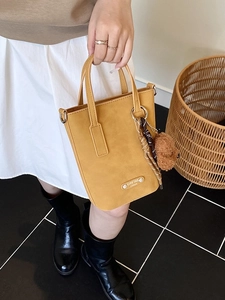 Sac seau jaune à la mode avec breloque ours en peluche et détail de foulard rayé