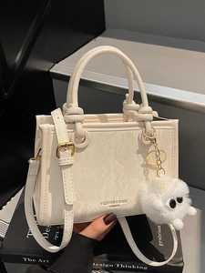 Sac seau beige chic à texture plissée avec poignée nouée et breloque monstre en peluche
