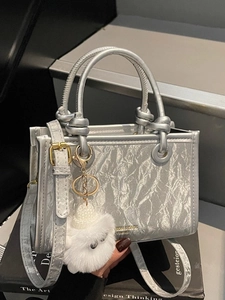 Sac seau argenté à texture froissée avec doubles poignées et pendentif en peluche