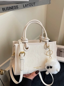 Sac seau chic en cuir PU blanc avec poignée, finitions dorées et breloque pelucheuse