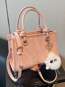 Sac seau rose pâle en cuir PU marbré avec poignées et charm peluche œil
