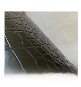 Dettaglio macro della pregiata pelle nera goffrata coccodrillo con finitura lucida
