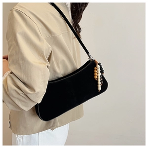 Sac baguette noir mat en cuir PU avec perles de bois colorées sur la bandoulière