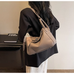 Elephant gray leather bag in Lindy style shown from behind on a fashion model