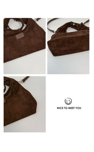 Detailansicht der braunen Wildledertasche mit Logo-Patch und abnehmbarem Schultergurt