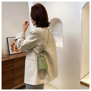 Mini borsa a cilindro verde chiaro con motivo coccodrillo e dettaglio catena dorata