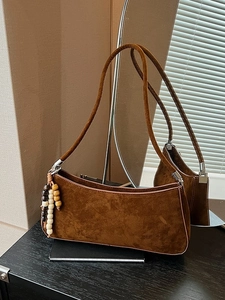 Sac d'Épaule en Cuir PU Dépoli Vintage pour Femme Sac sous l'Aisselle Rétro Sac Baguette Avec Breloque en Perles Sac à Main