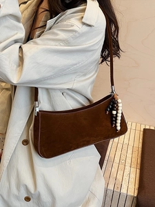 Sac baguette vintage en daim marron foncé avec pompons de perles et bandoulière