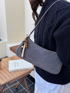 Sac baguette rétro en PU mat gris-violet avec décoration élégante de perles en bois