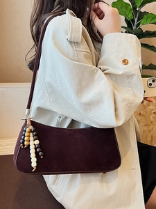 Sac à bandoulière vintage en daim marron avec décoration élégante en perles de bois