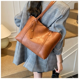 Détails de la grande capacité et texture du cuir d'un sac cabas vintage marron pour femme