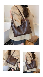 Détail du sac cabas marron vintage montrant la texture similicuir et les lanières