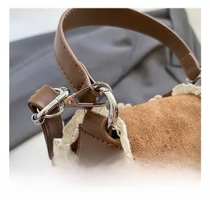 Gros plan détaillé du crochet en métal argenté et de la dentelle blanche sur le sac en cuir