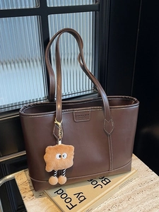 Grand sac cabas vintage marron avec surpiqûres contrastées et breloque peluche monstre