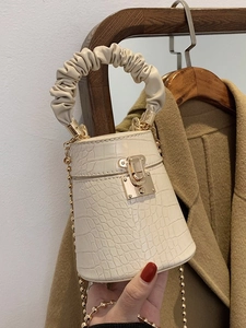 Elegante borsa a secchiello beige con stampa coccodrillo, manico arricciato e catena