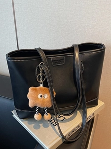 Grand sac cabas noir en cuir avec surpiqûres blanches et pendentif en peluche