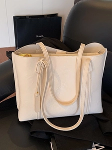 Grand sac fourre-tout rétro en similicuir crème avec motifs gaufrés pour le transport quotidien