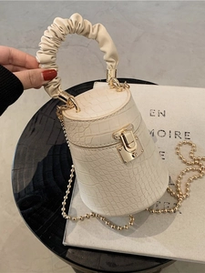 Elegante borsa a secchiello crema con trama a coccodrillo, manico a nuvola e catena
