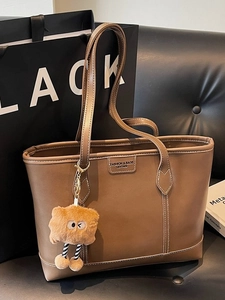 Grand sac cabas marron avec surpiqûres blanches et accessoire en peluche jaune